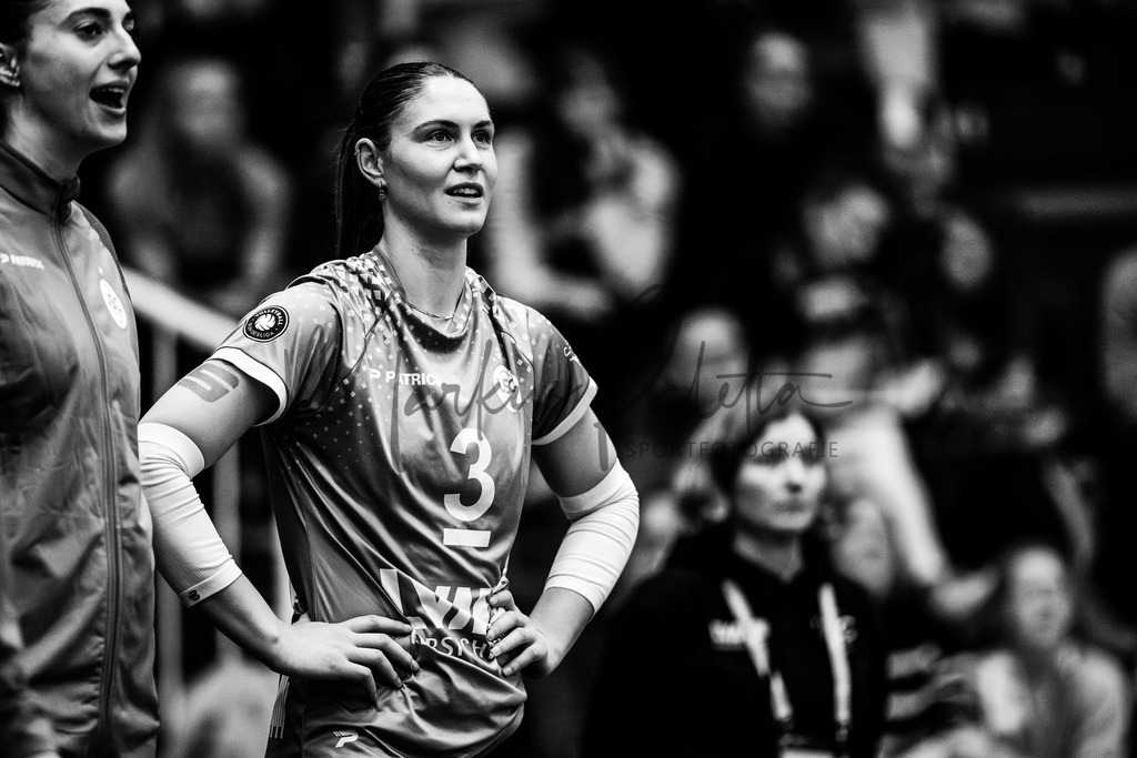 Volleyball, 1. Bundesliga Frauen, Hauptrunde, 8. Spieltag, Saison 2025/2026: USC Münster - Dresdner SC | 1. Bundesliga Frauen, Hauptrunde, 8. Spieltag, Saison 2025/2026, USC Münster empfängt Dresdner SC in der Sporthalle Berg Fidel in Münster. Foto: sportfotografie.ms | Markus Paletta - Realisiert mit Pictrs.com