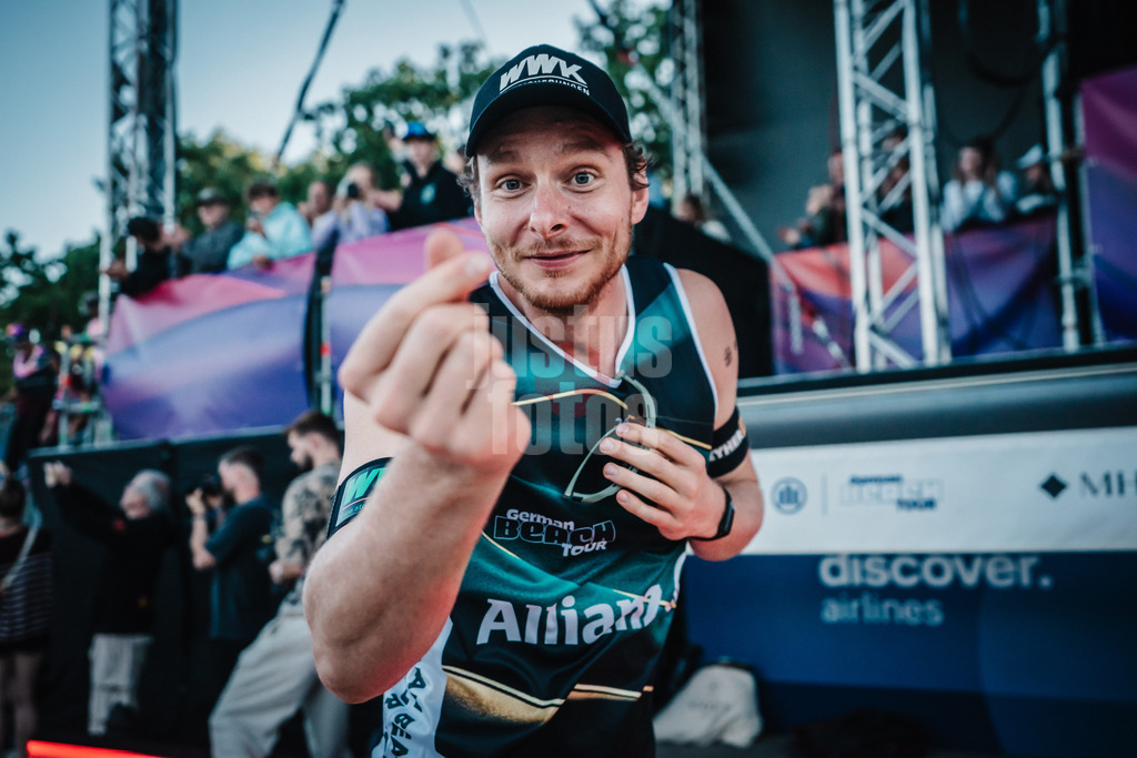 Beachvolleyball | Frauen und Männer | Deutsche Meisterschaften 2025 Timmendorfer Strand | 07.09.2025 | Nils Ehlers zeigt ein kleines Herz bei der Siegerehrung
