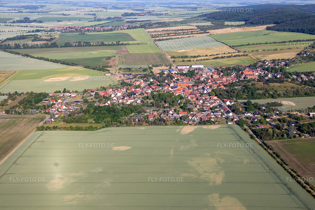 Luftbild: Ortsansicht von Osten im Ortsteil Sargstedt in Halberstadt im Bundesland Sachsen-Anhalt in Deutschland.Foto: IMG_136341.jpg vom 15.06.2023 durch Werner Riehm/FLY-FOTO.deAuflösung des Originals: 5472 x 3648 px