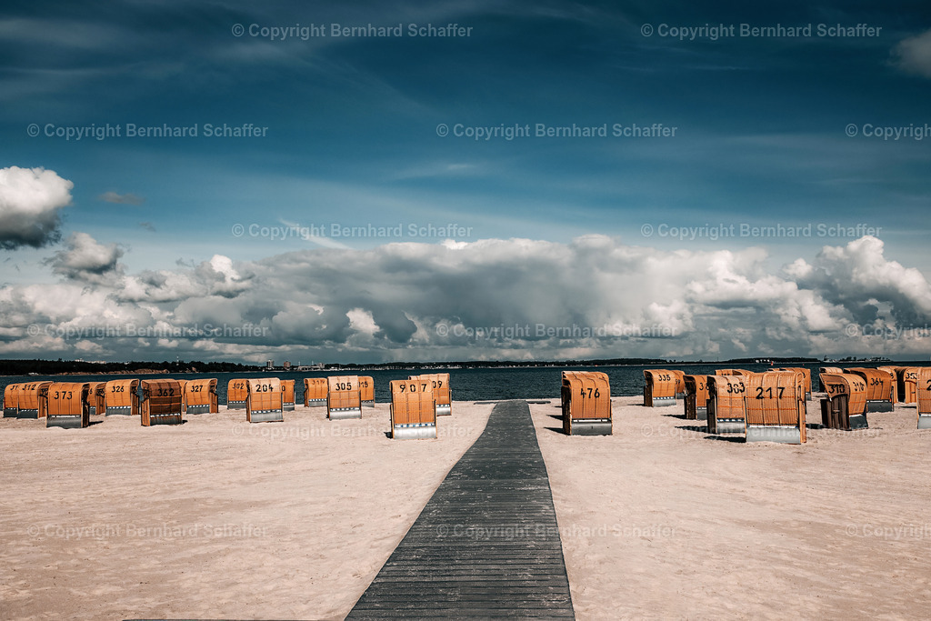 Wetterdramatik zum Strand | Ein Holzweg am Strand zwischen vielen Strandkörben zum Ufer der Ostsee.  - Realisiert mit Pictrs.com
