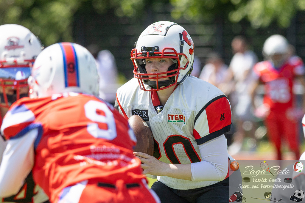 GFLW 1: German Football League Women 1: Rodgau Pioneers Ladies - Stuttgart Scorpions Sisters, 07.06.2026 | Dinah Laura Naegele (Stuttgart Scorpions Sisters #20) schaut was sei mit dem Ball machen kann, Rodgau Pioneers Ladies - Stuttgart Scorpions Sisters, Rodgau, Maingau-Energie-Stadion "Am Weichsee", 7.6.2026 - Realisiert mit Pictrs.com