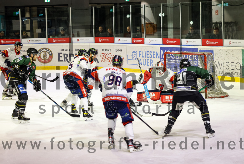 2023-01-13_103_TSV_Erding_gegen_VfE_Ulm-Neu-Ulm | Erding, Deutschland, 13.01.2023:
Eishockey, Bayernliga 2022 / 2023, 27. Spieltag, TSV Erding gegen VfE Ulm/Neu-Ulm, Endergebnis: 6:1

Torwart David Heckenberger (VfE Ulm/Neu-Ulm e. V., #3), Rudolf Lorenz (Erding Gladiators, #91)

Foto: Christian Riedel / fotografie-riedel.net