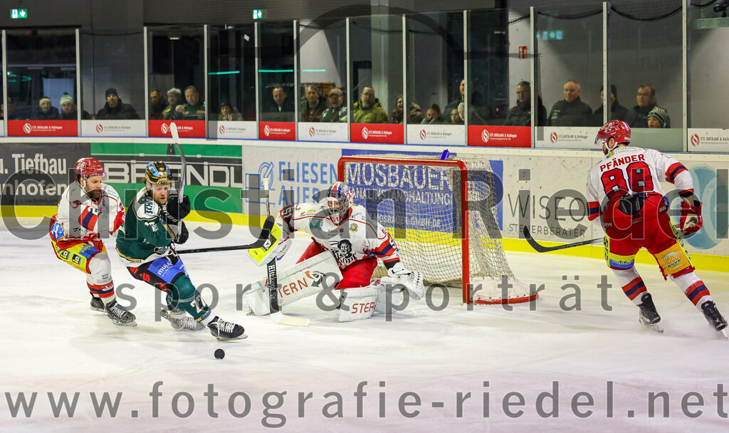 2026-02-20_126_TSV_Erding_gegen_Deggendorfer_SC | Erding, Deutschland, 20.02.2026:Eishockey, Oberliga Süd 2025 / 2026, 49. Spieltag, TSV Erding gegen Deggendorfer SC, Endergebnis: 4:1Grady Hobbs (Erding Gladiators, #22), Torwart Timo Pielmeier (Deggendorfer SC, #51)Foto: Christian Riedel / fotografie-riedel.net