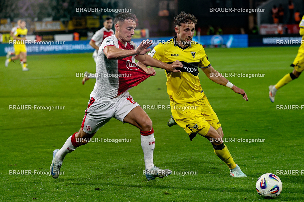 Rot-Weiss Essen - TSV Alemannia Aachen | Essen, Deutschland, 31.08.2025 Marvin Obuz  (Rot-Weiss Essen) und Felix Meyer (Alemannia Aachen) im Kampf um den Ballwährend des 3.Liga Spiels zwischen  Rot-Weiss Essen und Alemannia Aachen am 31.08.2025 im Stadion an der Hafenstraße in Essen. (Foto von Timo Bluhmki-Schmidt/Brauer Fotoagentur