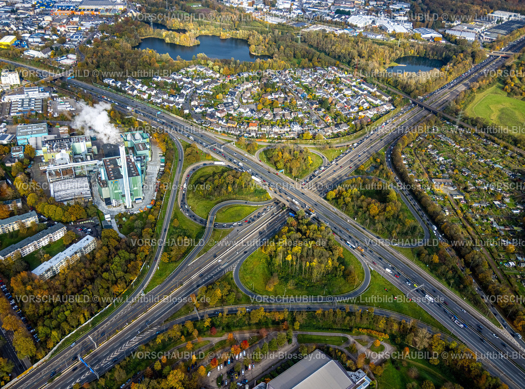 Leverkusen231100777A1A3 BAB-Kreuz | Luftbild, Autobahnkreuz Leverkusen, umgeben von herbstlichen Laubbäumen, Straßenverkehr mit Verkehrsstau, Küppersteg, Leverkusen, Rheinland, Nordrhein-Westfalen, Deutschland