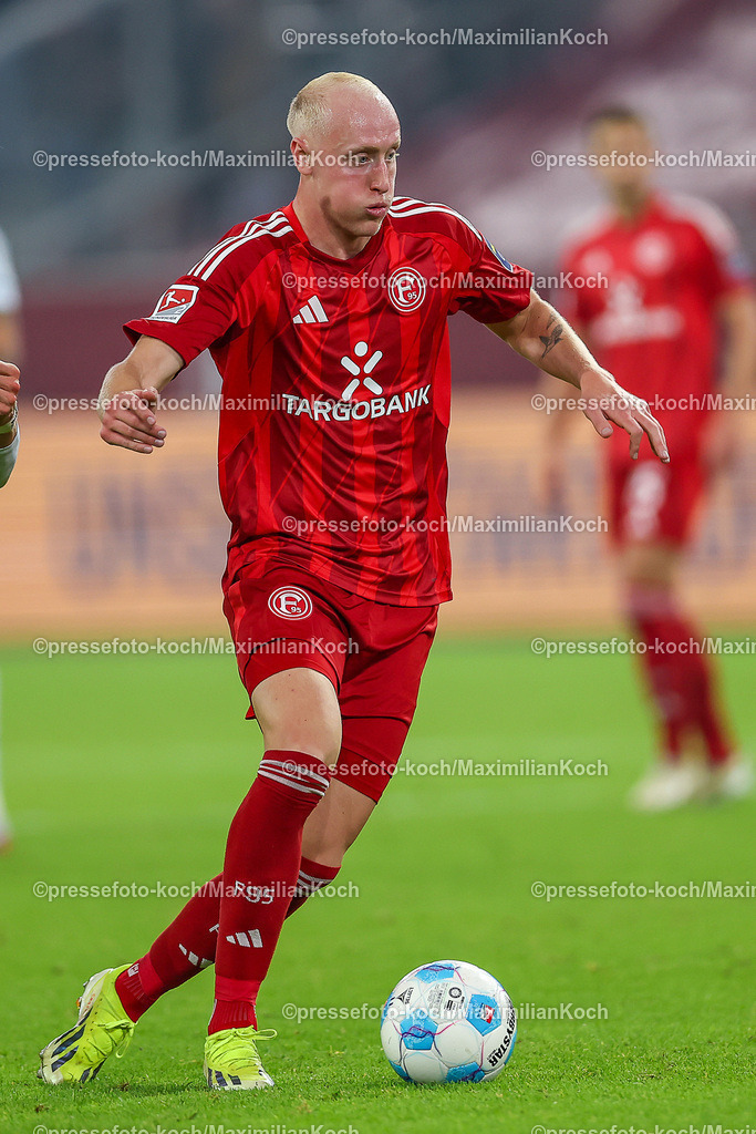 Due0911240109602160 | 09.11.2024, Fußball, Fortuna Düsseldorf - SC Paderborn 07, 2. Bundesliga, Merkur Spiel-Arena, Saison 2024 2025: Valgeir Lunddal Fridriksson (Fortuna Düsseldorf #12) DFB regulations prohibit any use of photographs as image sequences and or quasi-video.