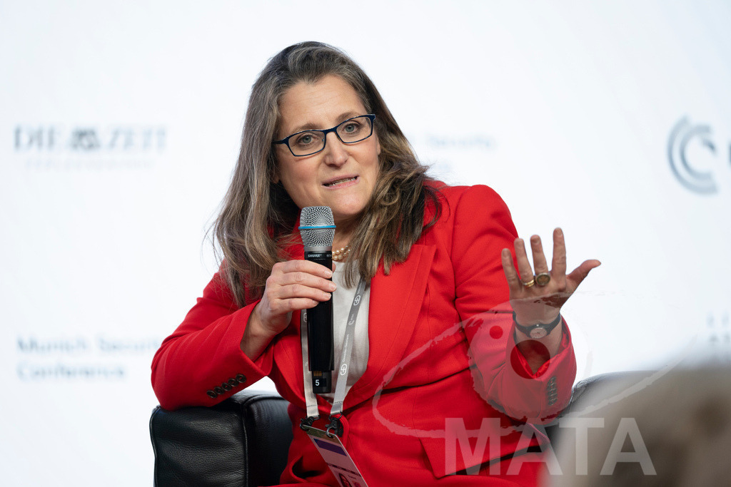 _DWA3055 | Die MSC Security and Literature Series der Münchner Sicherheitskonferenz wird von der ZEIT mitveranstaltet und vom Literaturhaus München unterstützt. Am Donnerstag, 12. Februar (19-20 Uhr), spricht Autor Serhiy Zhadan aus Charkiw mit Chrystia Freeland, Sonderbeauftragte für den Wiederaufbau der Ukraine und ehemalige stellvertretende Premierministerin Kanadas, über die Zukunft der Ukraine - Realisiert mit Pictrs.com