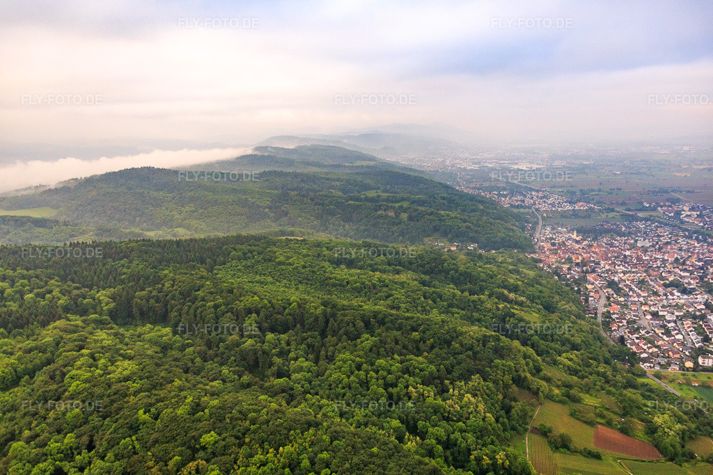 Luftbild: Hänge des Odenwald im Morgennebel von Norden in Hemsbach im Bundesland Baden-Württemberg in Deutschland. Foto: IMG_089248.jpg vom 25.05.2016 durch Werner Riehm/FLY-FOTO.de