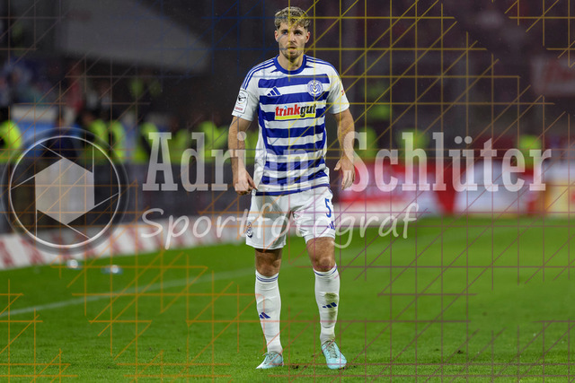 MSV Duisburg vs Rot-Weiss Essen - 3. Liga | Duisburg, Deutschland, 26.10.25:   Tobias Fleckstein (MSV Duisburg) schaut waehrend des Spiels der 3. Liga MSV Duisburg vs Rot-Weiss Essen in der schauinsland-reisen-arena(Foto von Brauer-Fotoagentur / Adrian Schlueter)