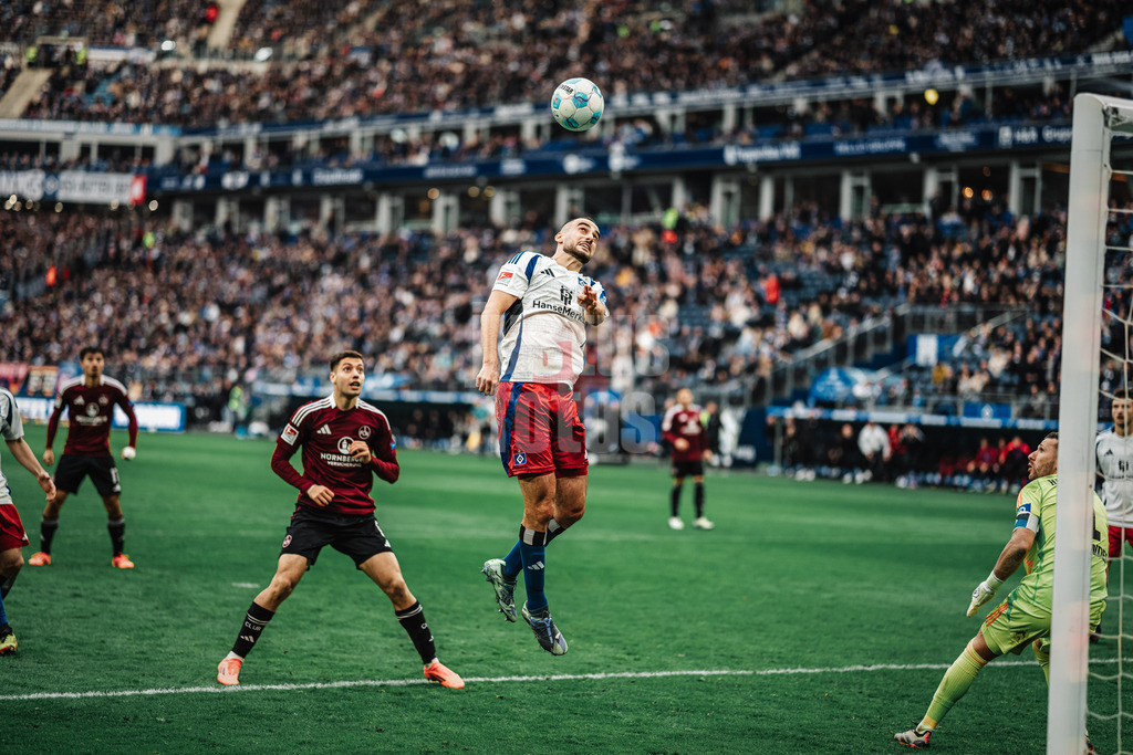 Fußball | Männer | Saison 2024/2025 | 2. Fußball-Bundesliga | 11. Spieltag | Hamburger SV vs. 1. FC Nürnberg | 03.11.2024 | Lucas Perrin (#24, HSV) köpft den Ball