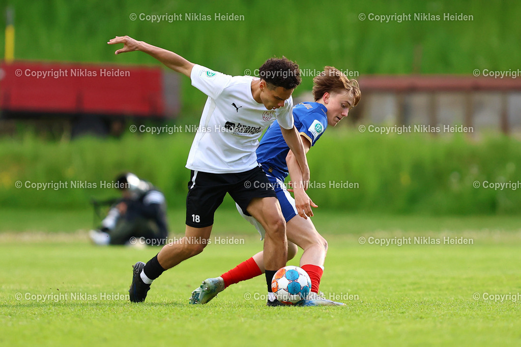 NH_JFVLübeckU19_HolsteinKielU19_SHFVLandespokal_14052026 | #18 Lennox Charles Akeem Kirstan (JFV Lübeck U19), #16 Jonas Ahrens (Holstein Kiel U19)Fußball I Junioren I SHFV-Landespokal (A-Junioren) I Saison 2025-2026 I Finale I JFV Lübeck U19 - Holstein Kiel U19 I 14.05.2026 I Uwe-Seeler-Fußball-Park