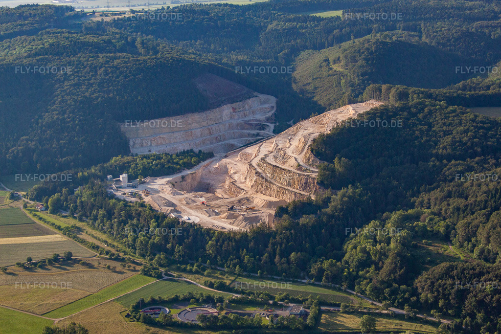 Luftbild: Steinbruch Blaubeuren-Altental im Ortsteil Gerhausen in Blaubeuren im Bundesland Baden-Württemberg in Deutschland. Foto: IMG_67149.jpg vom 08.06.2014 durch Werner Riehm/FLY-FOTO.de