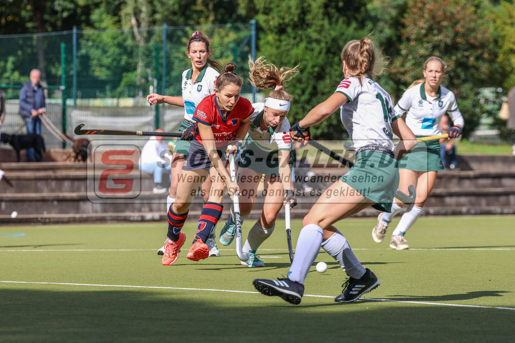 MJ_2022-09-25_HTCU-BHC-19 | Benedetta Wenzel (Berliner HC #21) &amp; Charlotte von Hülsen (Uhlenhorst Mülheim #11), Uhlenhorst Mülheim - Berliner HC am 25.9.2022 im Waldstadion, Mülheim a. d. Ruhr