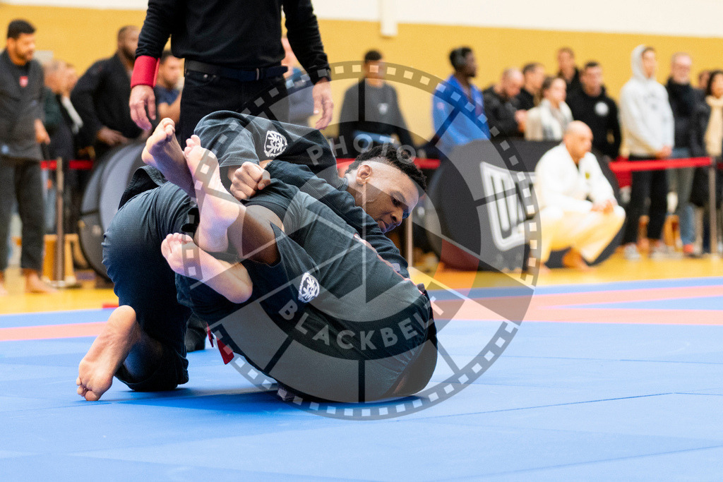 20231118PBB10708 | Fighters compete during the AJP Tour 600 Frankfurt Championship in Frankfurt/Main, Germany, on November 18, 2023.