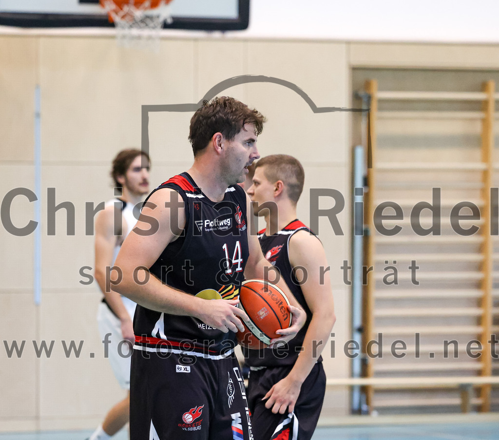 2022-10-16_003_TSV_Vaterstetten_gegen_Baskets_Vilsbiburg_2 | Vaterstetten, Deutschland, 16.10.2022:
Basketball, Bayernliga Herren Südost 2022 / 2023, 1. Spieltag, TSV Vaterstetten gegen Baskets Vilsbiburg 2, Endergebnis: 83:64

M. Engel (Baskets Vilsbiburg, #14)

Foto: Christian Riedel / fotografie-riedel.net