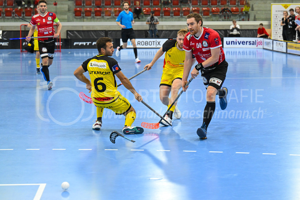 HC Rychenberg vs Basel Regio - 19. November 2022 | HC Rychenberg vs Basel Regio
AXA Arena, Winterthur
Sämi Gutknecht (#6 HC Rychenberg), Noah Püntener (#19 HC Rychenberg) und Patrick Mendelin (#50 Unihockey Basel Regio).
Bild: Sportfotografie Markus Aeschimann | www.markus-aeschimann.ch - Realisiert mit Pictrs.com