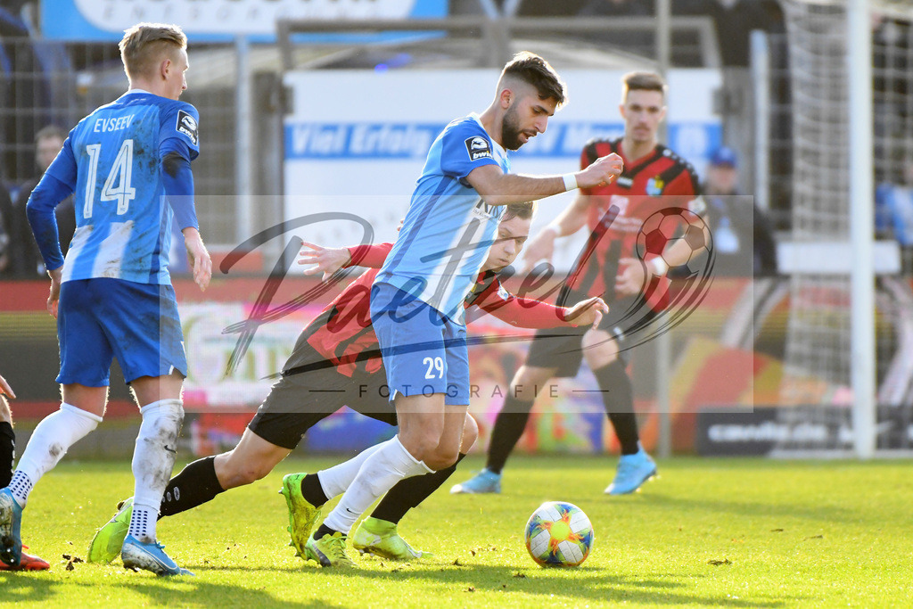 20200201_MEPCHE_0054 | Fußball, Herren: Hilal El Helwe (SV Meppen) und Erik Tallig (Chemnitzer FC) im Zweikampf waehrend des Spiels der 3. Liga zwischen SV Meppen und Chemnitzer FC in der Haensch-Arena am 01.02.2020 in Meppen, Deutschland. DFB / DFL REGULATIONS PROHIBIT ANY USE OF PHOTOGRAPHS AS IMAGE SEQUENCES AND/OR QUASI-VIDEO. - Realisiert mit Pictrs.com