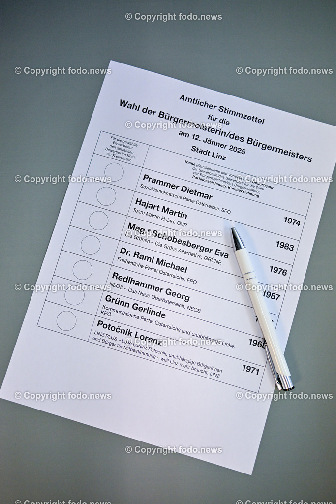 Linz_ Wahlkarte Buergermeisterwahl_ 21.12.2024-2 | 21.12.2024, Linz, AUT, Wahlkarte, im Bild Themenbild, Briefwahl, Buergermeisterwahl Linz 2025, Buergermeisterkanditat, Oberoesterreich, Politik, Post, Postzustellung, Stimmabgabe, Briefwahl, Wahlbeteiligung, Wahlkarte, Wahlrecht, Wahlumschlag, Wahlunterlagen, Wahlzettel, Amtlicher Stimmzettel