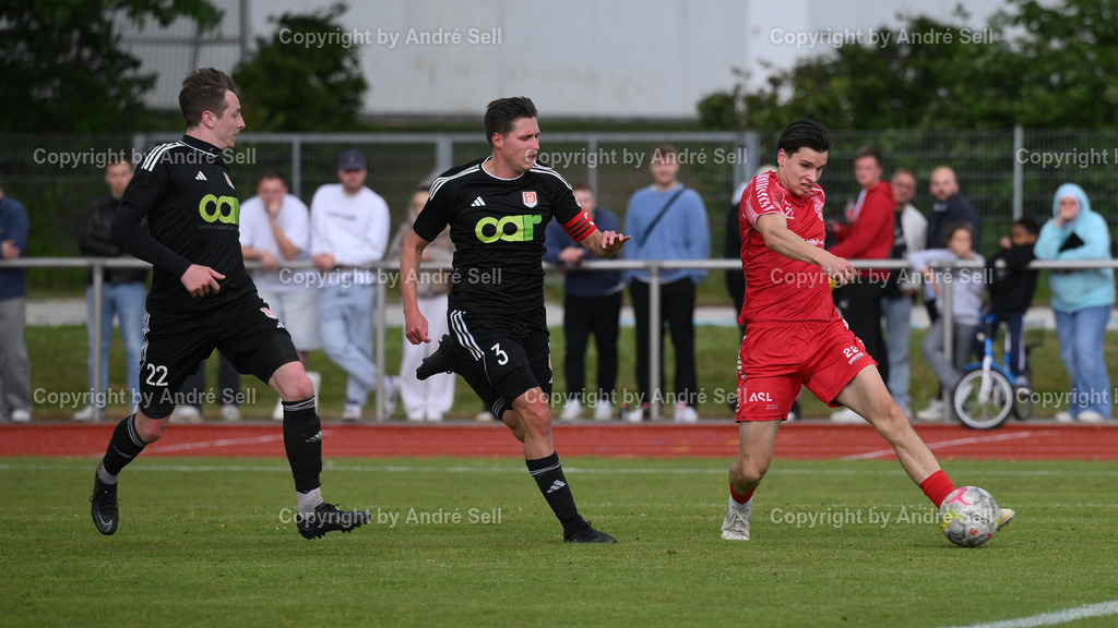 Gettorfer SC vs MTV Dänischenhagen | Nikolai Weihrauch (Gettorf #22) / Tony Buck (Dänischenhagen #22) &amp; Tim Ladewig (Dänischenhagen #3) / Fußball-Verbandsliga Ost Männer 2024/2025 / Gettorfer SC vs MTV Dänischenhagen / Sportpark 1 / Gettorf / 24.05.25 - Realisiert mit Pictrs.com