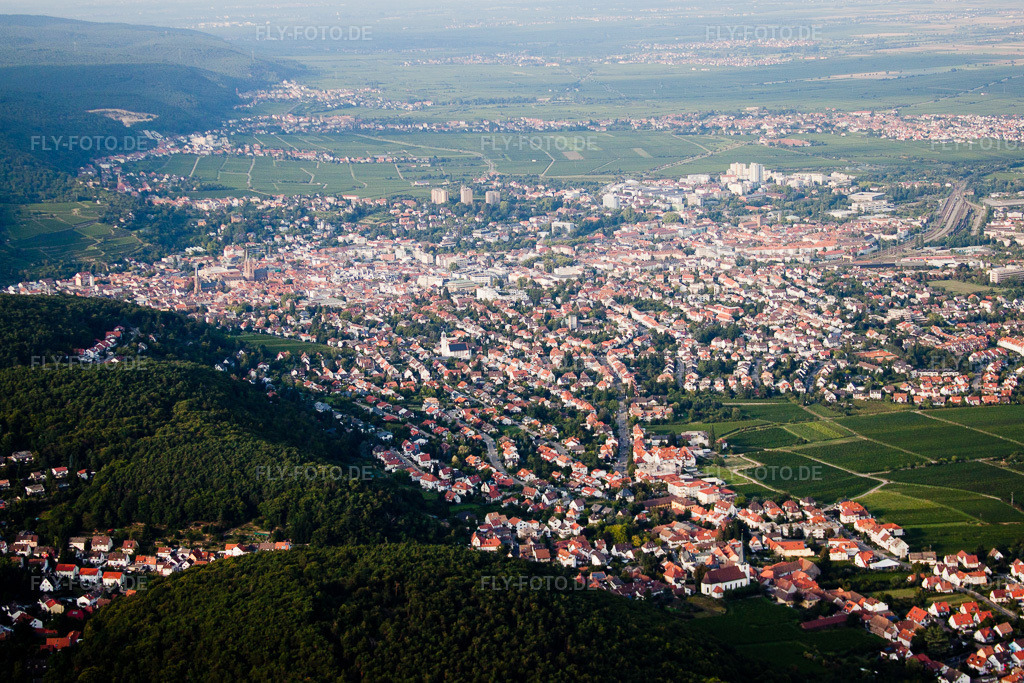 Luftbild: Ortsansicht von Süden in Neustadt an der Weinstraße im Bundesland Rheinland-Pfalz in Deutschland. Foto: IMG_33063.jpg vom 04.09.2010 durch Werner Riehm/FLY-FOTO.de