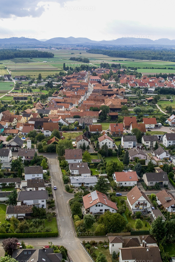 Luftbild: Hauptstraße von Osten in Erlenbach bei Kandel im Bundesland Rheinland-Pfalz in Deutschland. Foto: IMG_7719.jpg vom 02.09.2007 durch Werner Riehm/FLY-FOTO.de