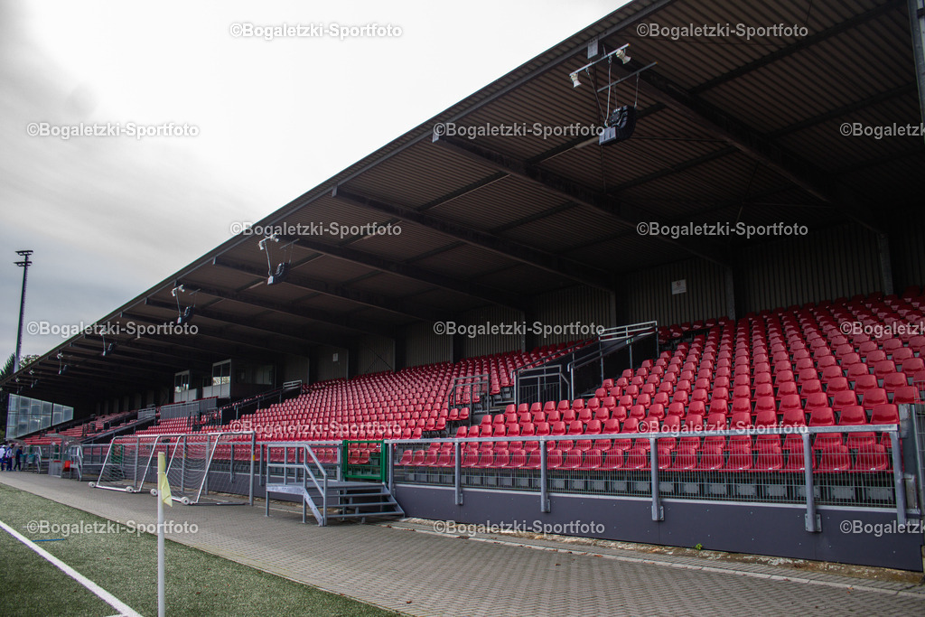 Ruhrstadion Mülheim im Jahr 2014 | Ruhrstadion Mülheim: Blick auf die Haupttribüne - Realisiert mit Pictrs.com