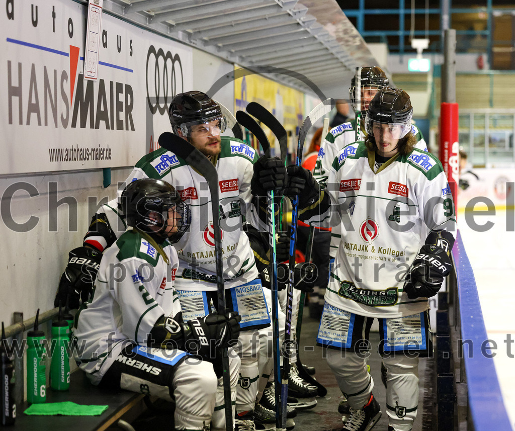 2022-09-09_010_TSV_Erding_gegen_Deggendorfer_SC | Erding, Deutschland, 09.09.2022:
Eishockey, Bayernliga 2022 / 2023, Testspiel, TSV Erding gegen Deggendorfer SC, Endergebnis: 2:5

Elias Maier (Erding Gladiators, #15), Marius von Friderici-Steinmann (Erding Gladiators, #92)

Foto: Christian Riedel / fotografie-riedel.net