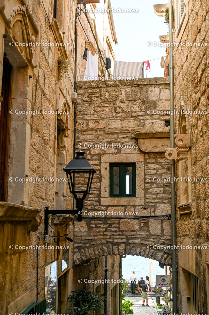 Kroatien_ Korcula_ Insel in Sueddalmatien_ Korcula Stadt_ 13.09.2024-194 | 13.09.2024, Kroatien, HRV, Korcula, Insel in Sueddalmatien, Korcula Stadt im Bild Hafen, Hafenansichten, Boot, Boote, Schiff, Schiffe, Gebauede, Adria, Meer, Stadtansichten, Altstadt, Marco Polo, Museum, Touristen, Souvenier, Restaurant, KonobaKorcula - Schwarzes Korfu - benannt nach den dunklen Kiefernwaeldern, ist eine zu Kroatien gehoerende Insel in der Adria vor der Kueste Sueddalmatiens. Zugleich ist sie Teil des Dinarischen Gebirges. Quelle: Wikipedia