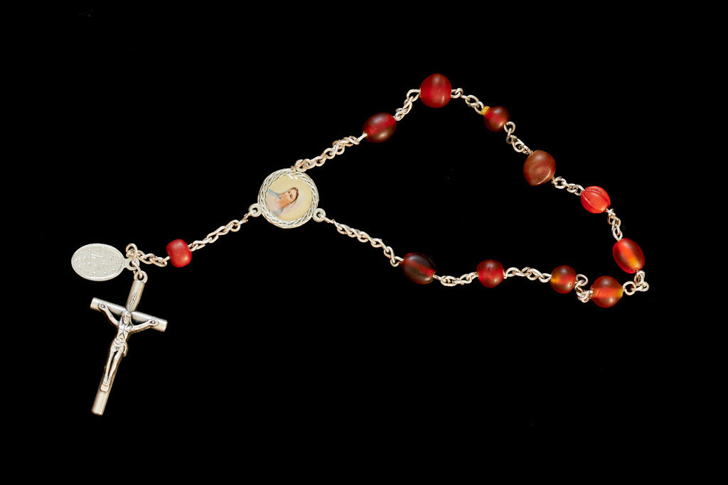 10er Rosenkranz mit Kreuz | Andelsbuch, Austria - May 27, 2016: Steurer Katharina; 10er Rosenkranz mit Kreuz. - Realisiert mit Pictrs.com