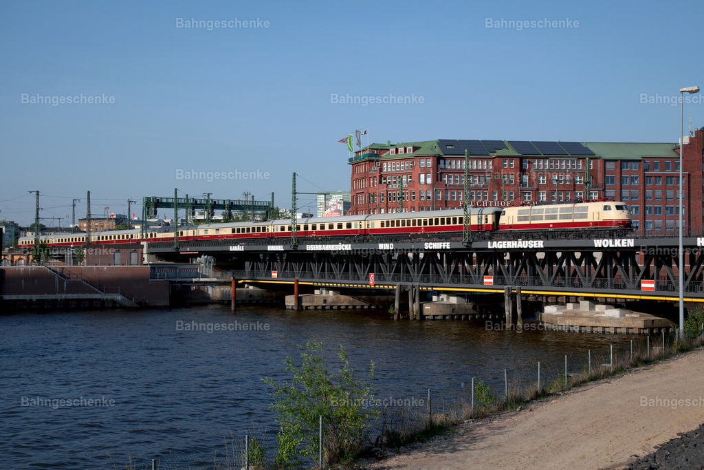 DB103184Oberhafen5p070511 | Stöbern Sie durch einzigartige Aufnahmen und finden die perfekte Aufnahme für jeden Eisenbahnentheusiast! Stellen Sie sich aus einer Reihe von Möglichkeiten wie der Druck auf Leinwände, Fotoposter, Kalender oder Magnetfotos Ihr Geschenk zusammen - Realisiert mit Pictrs.com