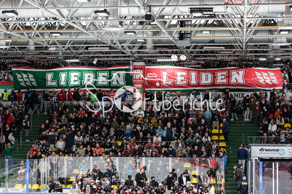 Löwen Frankfurt - Augsburger Panther | Die Fans der Augsburger zeigen zu Beginn des letzten Drittels eine schoene Choreographie / Ultras AEV