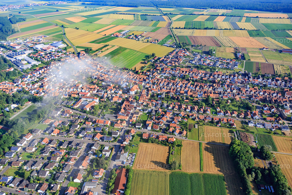 Luftbild: Dorfansicht mit Wolken aus Südosten in Hatzenbühl im Bundesland Rheinland-Pfalz in Deutschland. Foto: IMG_090017.jpg vom 26.06.2016 durch Werner Riehm/FLY-FOTO.de