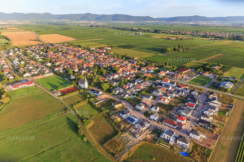 Neubaugebiet Karl-Litty-Straße von Osten | Luftbild: Neubaugebiet Karl-Litty-Straße von Osten in Altdorf im Bundesland Rheinland-Pfalz in Deutschland. Foto: IMG_116604.jpg vom 11.08.2019 durch Werner Riehm/FLY-FOTO.de - Realisiert mit Pictrs.com