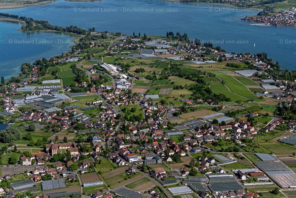 4032219 | REICHENAU 12.06.2020 Ortsansicht der Straßen und Häuser der Wohngebiete in Reichenau im Bundesland Baden-Württemberg, Deutschland. // Town View of the streets and houses of the residential areas in Reichenau in the state Baden-Wurttemberg, Germany. Foto: Gerhard Launer