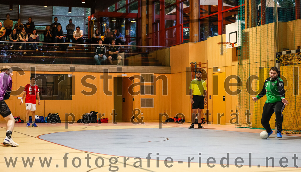 2024-10-20_069_SpVgg_Altenerding_II_gegen_TSV_Taufkirchen-Vils | Erding, Deutschland, 20.10.2024:Handball, Bezirksliga Männer Ost 2024 / 2025, 3. Spieltag, SpVgg Altenerding II gegen TSV Taufkirchen/Vils, Endergebnis: 15:20Martin Kolbinger (TSV Taufkirchen/Vils, #12), Torwart Florian Lehner (TSV Taufkirchen/Vils, #42)Foto: Christian Riedel / fotografie-riedel.net
