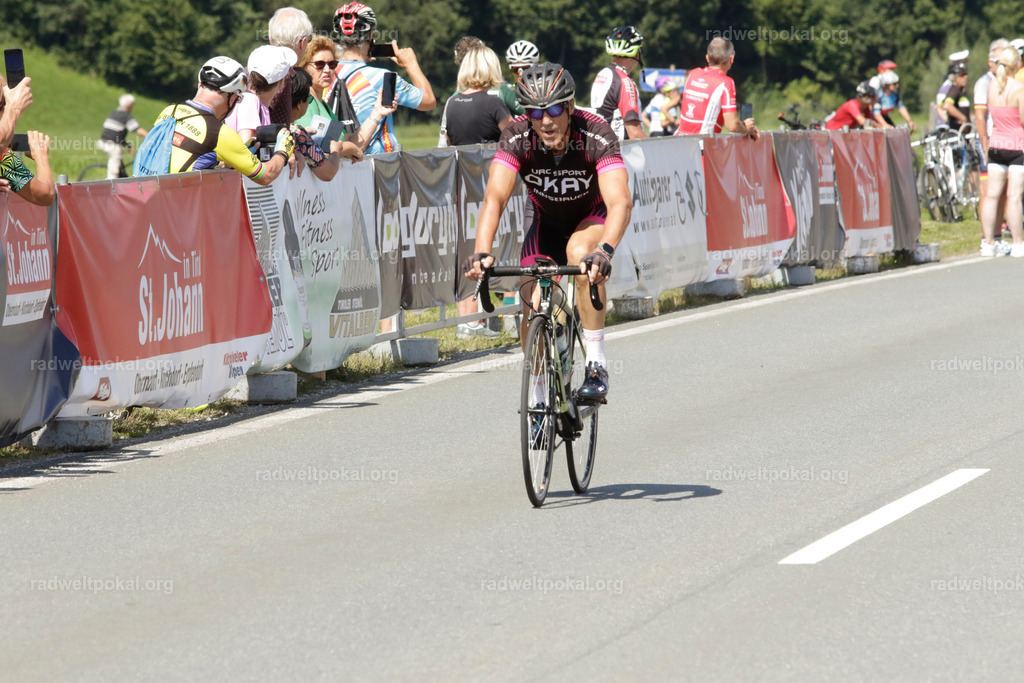 918_20230817_Bewerb_Maenner_Muehlanger | AUT - OESTERREICH, 2023-08-16: SPORT RENNRAD-FAHREN - 55. INTERNATIONALER RADWELTPOKAL IN ST. JOHANN IN TIROL  - Vintage-Radrennen mit WM-Bronze-Medaillen-Siegerin Christina Schweinberger, den Teilnehmer und Alexander Baumann (vom Orginastions-Team) - TAG 2 BEWERB MAENNER IN SECHS GRUPPEN  ; Foto: Roland Muehlanger