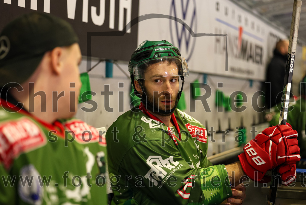 2023-12-26_088_TSV_Erding_gegen_ERV_Schweinfurt | Erding, Deutschland, 26.12.2023:
Eishockey, Bayernliga Vorrunde 2023 / 2024, 20. Spieltag, TSV Erding gegen ERV Schweinfurt, Endergebnis: 9:3

Petr Pohl (Erding Gladiators, #61)

Foto: Christian Riedel / fotografie-riedel.net