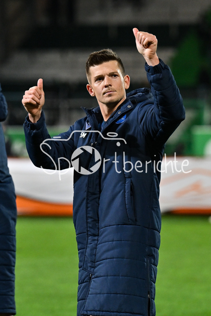 SpVgg Greuther Fürth - Karlsruher SC | FUERTH, GERMANY - OCTOBER 24: the team of Karsluhe - Marvin WANITZEK (Karlsruher SC 10) - celebtrating with the fans after the 2. bundesliga match between SpVgg Greuther Fuerth vs. Karlsruher SC on matchday 10 at Sportpark Ronhof Thomas Sommer on October 24, 2025 in Fuerth, Germany / DFL REGULATIONS PROHIBIT ANY USE OF PHOTOGRAPHS AS IMAGE SEQUENCES AND/OR QUASI-VIDEO