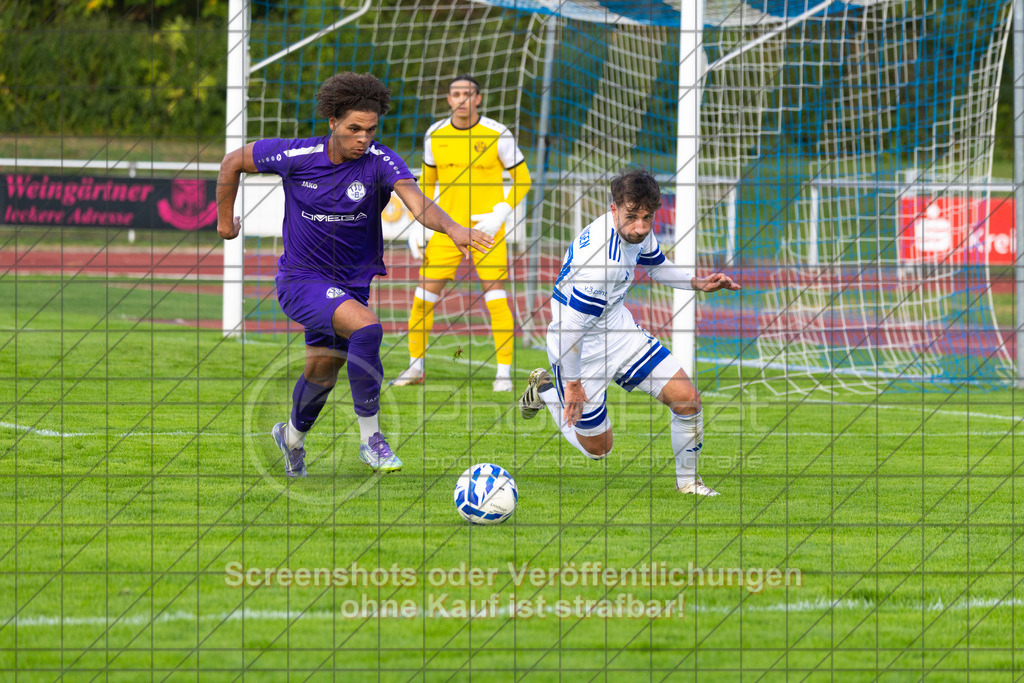 20261010_154935_0618_(c)_by_PhotoPeet | Kevin Gromer (1.FC Eislingen #22)1.FC Eislingen (weiß) vs. TSV Bernhausen (lila), Fussball, Landesliga 2 - wfv, 11. Spieltag, Saison 2026/2027, Rasenplatz, Eichbachstation, Haldenstraße, 73054 Eislingen, 10.10.2026 - 15:30 Uhr,Foto: PhotoPeet / Sport- &amp; Eventfotografie / Peter Harich