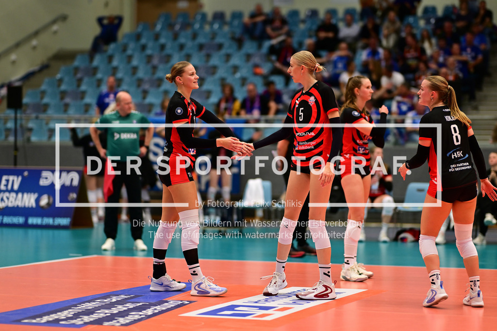 Volleyball I Frauen I Saison 2025-2026 I Bundesliga I 1. Spieltag I ETV Hamburger Volksbank Volleys - Allianz MTV Stuttgart I 11882 | Svea Frobel (11, ETV Hamburger Volksbank Volleys) mit Anna Hartig (5, ETV Hamburger Volksbank Volleys) - Realisiert mit Pictrs.com