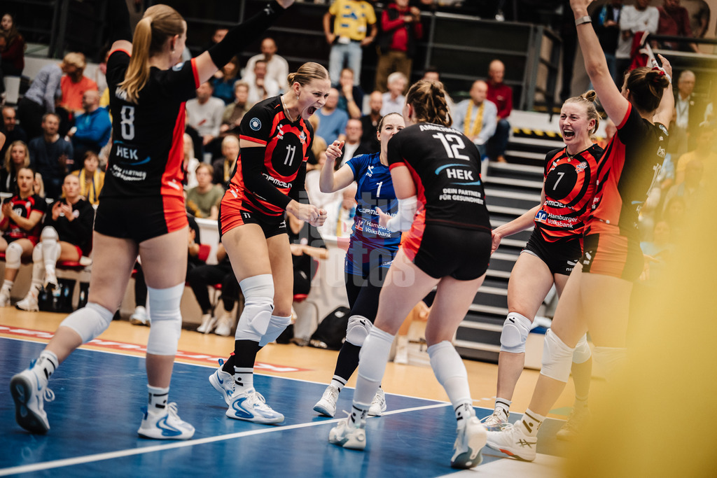 Volleyball | Frauen | Saison 2025/2026 | Volleyball Bundesliga | SSC Palmberg Schwerin vs. ETV Hamburger Volksbank Volleys | 18.10.2025 | ETV jubelt, links Svea Frobel (#11, ETV Hamburger Volksbank Volleys) rechts Leonie Körtzinger (#7, ETV Hamburger Volksbank Volleys)