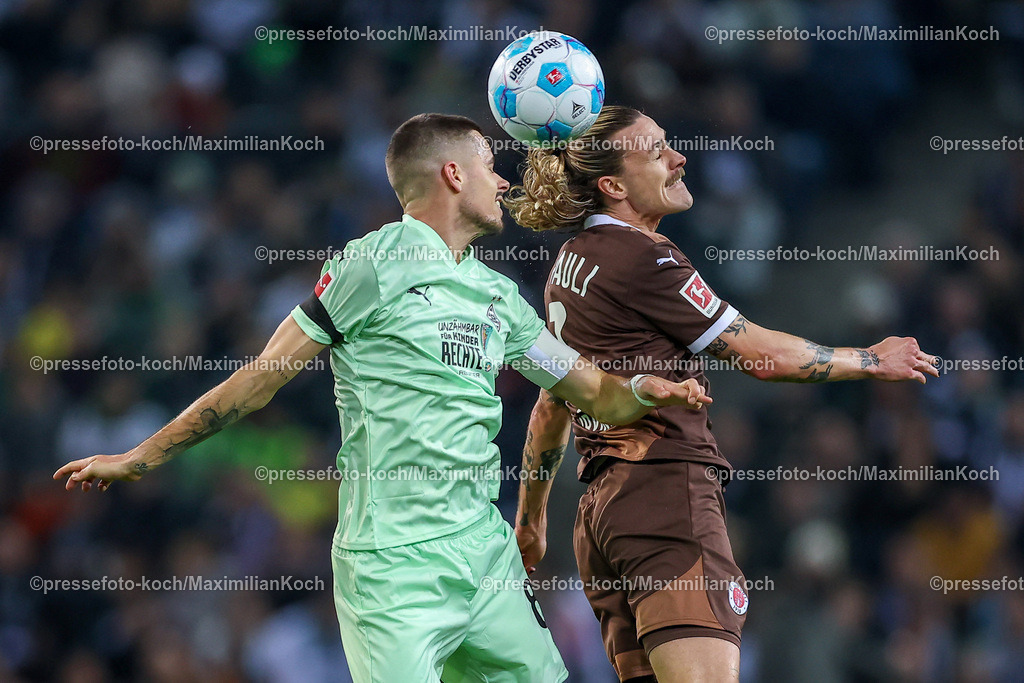BMG24112401023 | 24.11.2024, Fußball, Borussia Mönchengladbach - FC St. Pauli, 1. Fußball Bundesliga, Borussia-Park, Saison 2024 2025: Kopfball Zweikampf Julian Weigl (Mönchengl. #8) gegen Jackson Irvine (St.Pauli #7)DFB regulations prohibit any use of photographs as image sequences and or quasi-video.