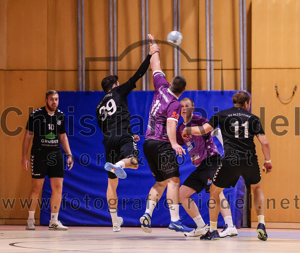 2024-11-09_022_SpVgg_Altenerding_gegen_TV_Altoetting | Erding, Deutschland, 09.11.2024:Handball, Bezirksoberliga Männer 2024 / 2025, 6. Spieltag, SpVgg Altenerding gegen TV Altötting, Endergebnis: 26:22Johannes Resch (TV Altötting, #39), Christian Loris (SpVgg Altenerding, #11), Tristan Gerhardt (SpVgg Altenerding, #71), Tobias Huber (TV Altötting, #11)Foto: Christian Riedel / fotografie-riedel.net