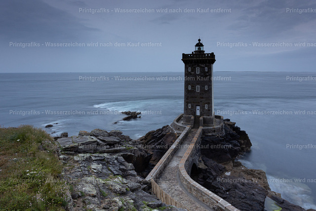 Leuchtturm am Ende der Steinmauer | Ein Leuchtturm steht einsam auf einer felsigen Landzunge vor der Küste der Bretagne. Die lange Steinmauer, das ruhige Meer und die kühle Lichtstimmung erzeugen eine stille, maritime Atmosphäre. - Realisiert mit Pictrs.com