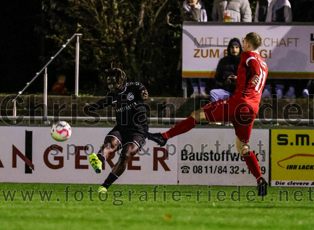 2023-10-27_083_VfB_Hallbergmoos_gegen_FC_Schwaig | Hallbergmoos, Deutschland, 27.10.2023:
Fußball, Landesliga Südost 2023 / 2024, 18. Spieltag, VfB Hallbergmoos gegen FC Schwaig, Endergebnis: 2:3

Bilal Ibrahim (FC Schwaig, #6), Tobias Krause (VfB Hallbergmoos, #11)

Foto: Christian Riedel / fotografie-riedel.net