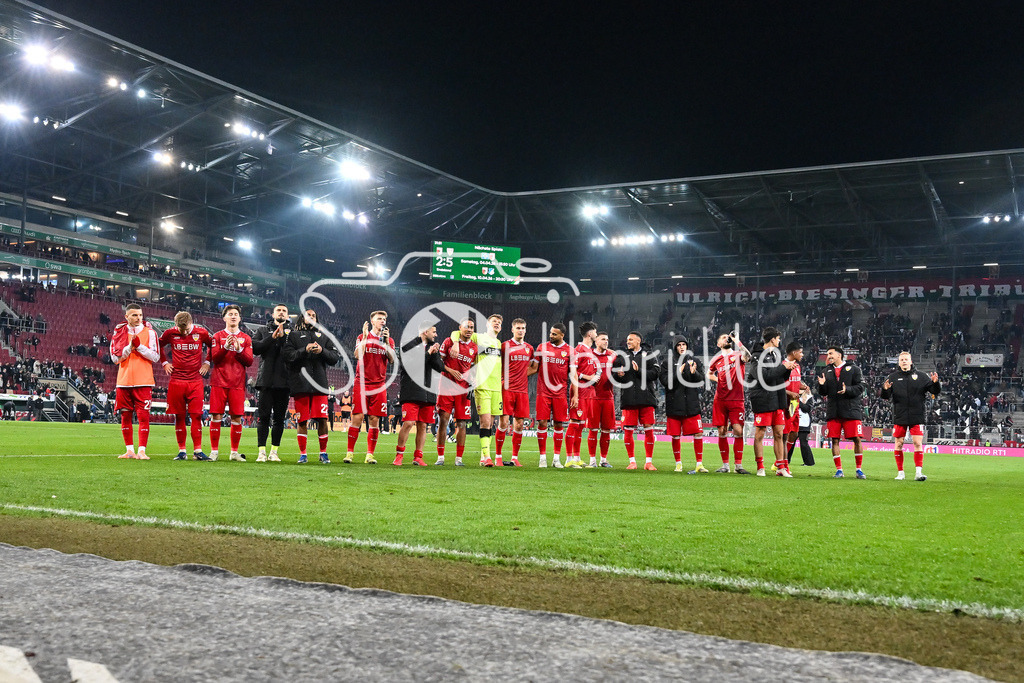 FC Augsburg - VfB Stuttgart | AUGSBURG, GERMANY - 22. MAERZ: die Spieler der Gäste feiern zusammen mit den Fans den Sieg in Augsburg während dem Bundesligamatch zwischen dem FC Augsburg und dem VfB Stuttgart am 27. Spieltag in der WWK Arena / DFL REGULATIONS PROHIBIT ANY USE OF PHOTOGRAPHS AS IMAGE SEQUENCES AND/OR QUASI-VIDEO