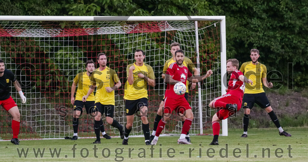2023-09-07_022_FC_Finsing_gegen_FC_Moosinning_II | Finsing, Deutschland, 07.09.2023:
Fußball, Kreisliga 2023 / 2024, 8. Spieltag, FC Finsing gegen FC Moosinning II, Endergebnis: 3:0

Marco Bertsch (FC Moosinning, #3), Benedikt Thumbs (FC Moosinning, #10), Markus Rickhoff (FC Finsing, #7), Dominik Bluhme (FC Finsing, #16)

Foto: Christian Riedel / fotografie-riedel.net