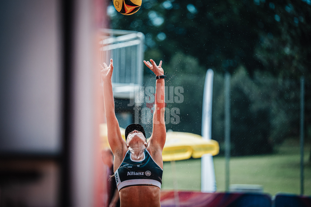 Beachvolleyball | Frauen | Allianz German Beach Tour 2025 | Tourstop München | 11.07.2025 | Leonie Klinke beim Zuspiel