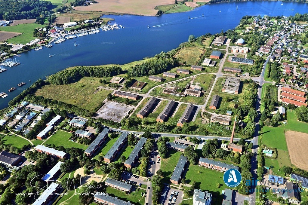 Luftbild Marinewaffenschule (MWaS) Lehrgruppe B in Kappeln  / Ellenberg | Sie wurde am 1. Oktober 1974 durch die Zusammenlegung der Marineartillerieschule in Ellenberg und der Marineunterwasserwaffenschule in Eckernförde zur Marinewaffenschule (MWaS) neu aufgestellt, wobei die Marineartillerieschule als Lehrgruppe B in Kappeln fortbestand.