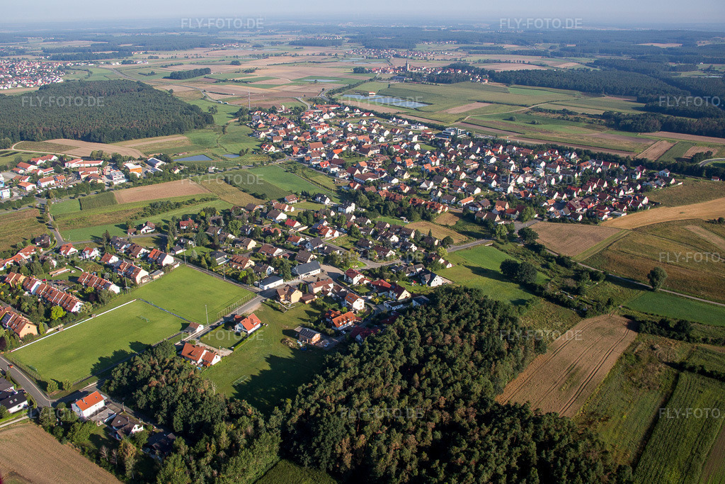 Luftbild: landwirtschaftlichen Feldern und Nutzflächen in Heßdorf im Bundesland Bayern in Deutschland. Foto: IMG_092666.jpg vom 07.08.2016 durch Werner Riehm/FLY-FOTO.de